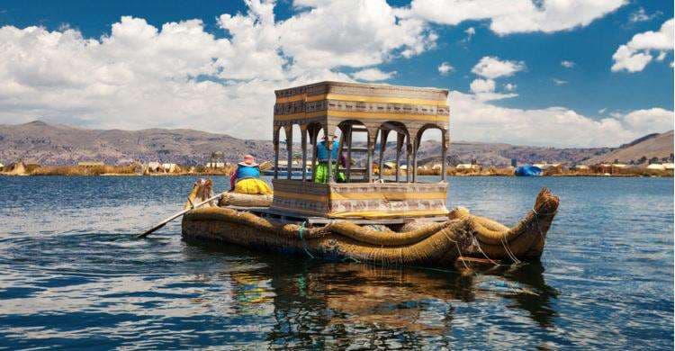 Una embarcación de totora en el lago Titicaca. (elciudadano.com)