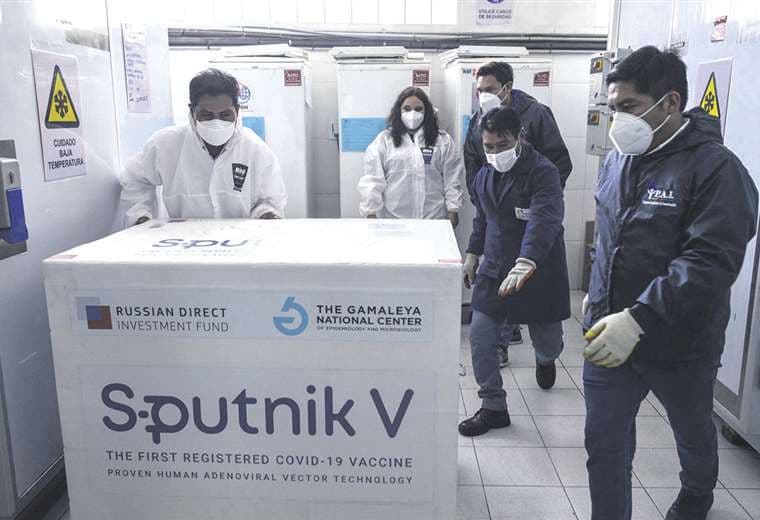 Llega a Bolivia un lote de vacunas rusas Sputnik V para luchar contra el coronavirus. Fue en 2021.