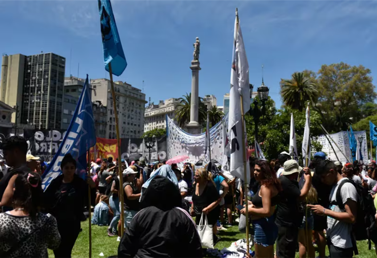 Migrantes bolivianos demandan al Gobierno argentino por eliminar planes sociales 