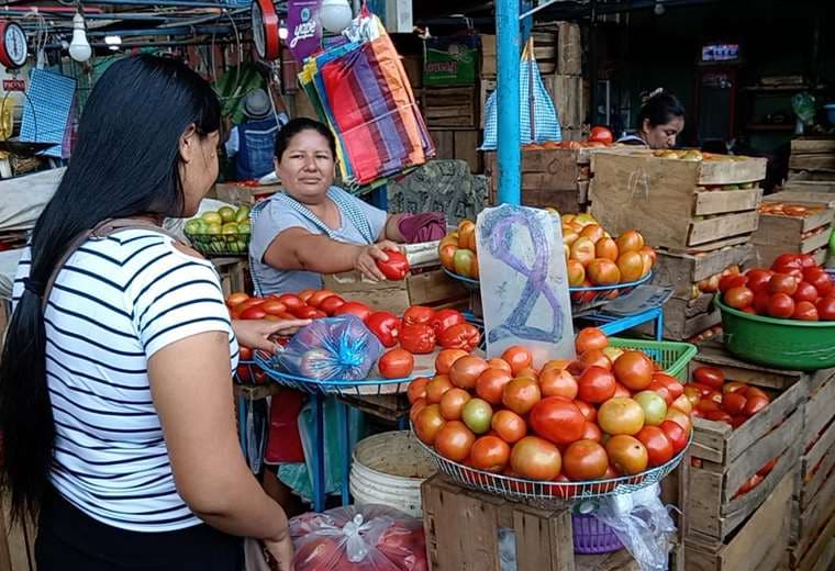 En el mercado antiguo Abasto, el kilo de tomate cuesta Bs 8 y Bs 10 / Foto:Juan Delgadillo