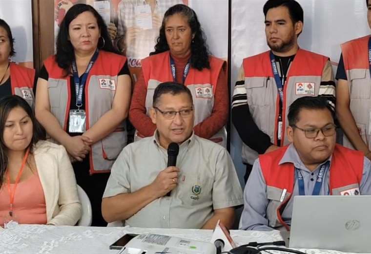 El responsable del INE en Tarija (derecha) junto a funcionarios de la institución