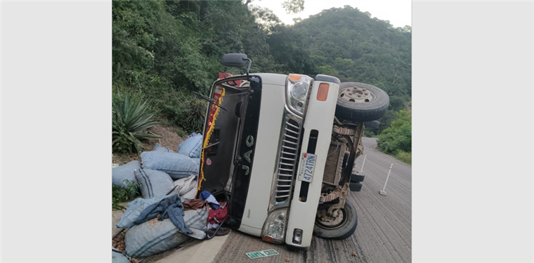 Vuelque de camión deja cinco heridos en Saipina