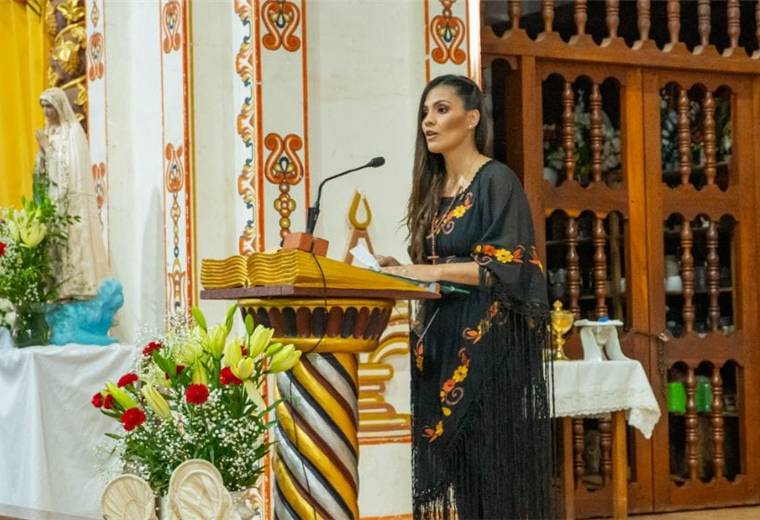 La diputada Álvarez entregó el reconocimiento a los chiquitanos. Foto. Moisés Díaz 