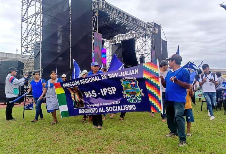 Delegaciones de "evistas" llegan a Yapacaní para los festejos por el 29 aniversario del MAS