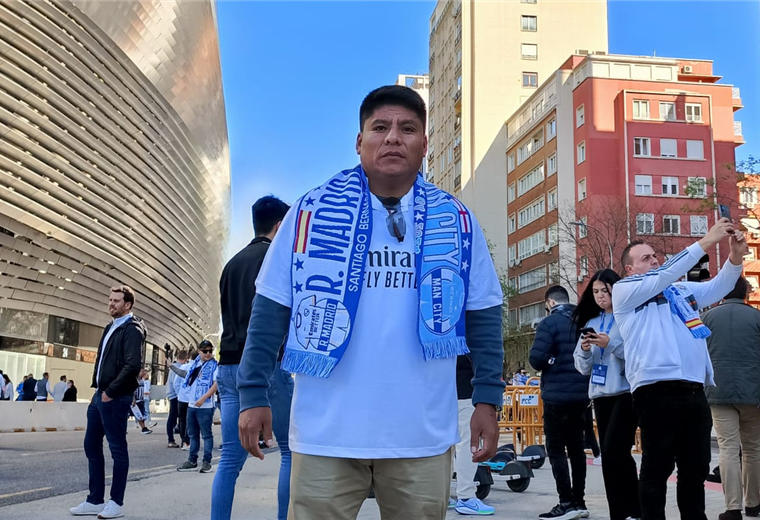 Leonardo Loza en las afueras del Santiago Bernabéu. Foto. @Leonardoloza2