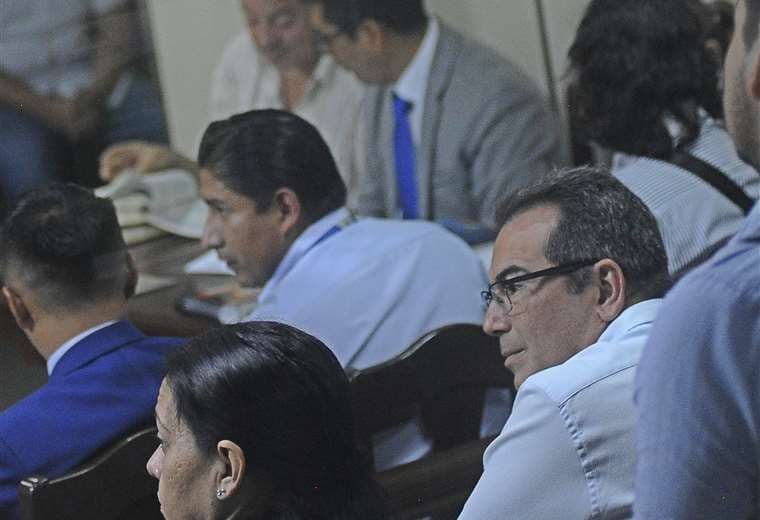 Aguilera llegó como testigo al juicio; al fondo los abogados del Gobierno. Foto: APG
