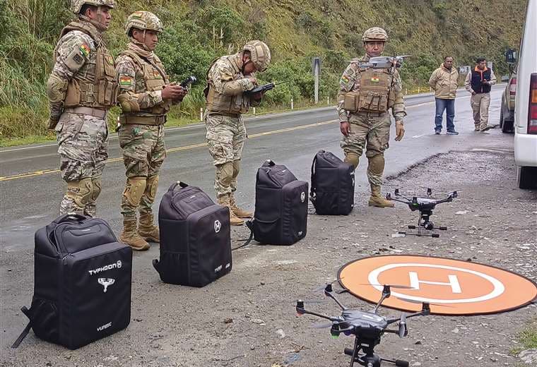 Uniformados de la Policía operan drones para buscar a Odalis. Foto: APG