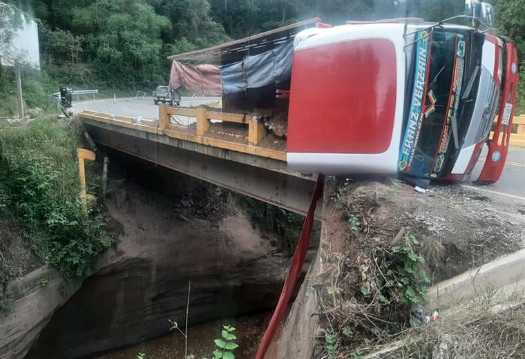 Camión se salva de caer al río La Negra en Samaipata