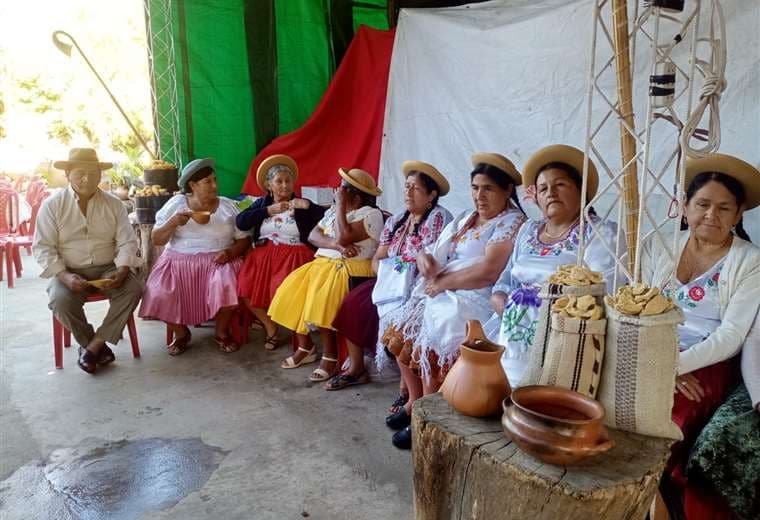 Revalorizan la vestimenta y costumbres en el Día de la Tradición Chapaca