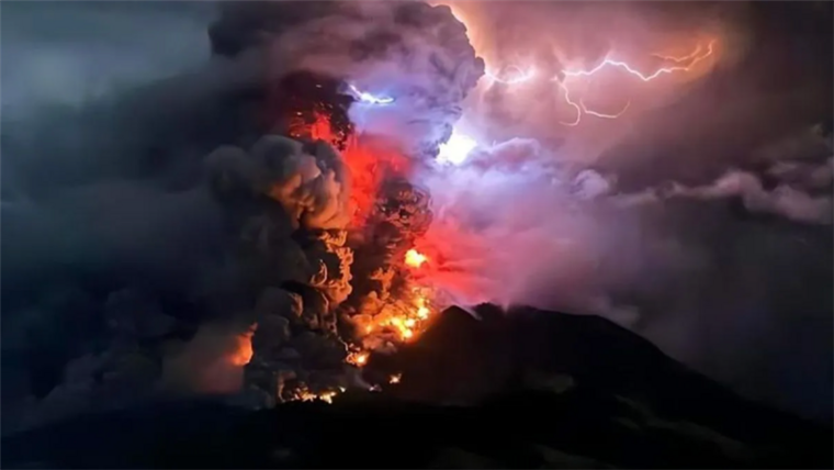 La masiva erupción del monte Ruang activa una alerta de tsunami y provoca la evacuación de miles de personas en Indonesia