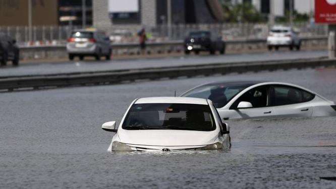 Qué causó la histórica tormenta que desató el caos en Dubái y generó severas inundaciones en la península arábiga