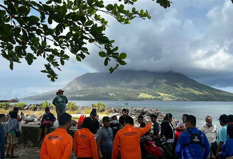 Rescatistas evacuaron a miles de personas por la erupción de un volcán / AFP 