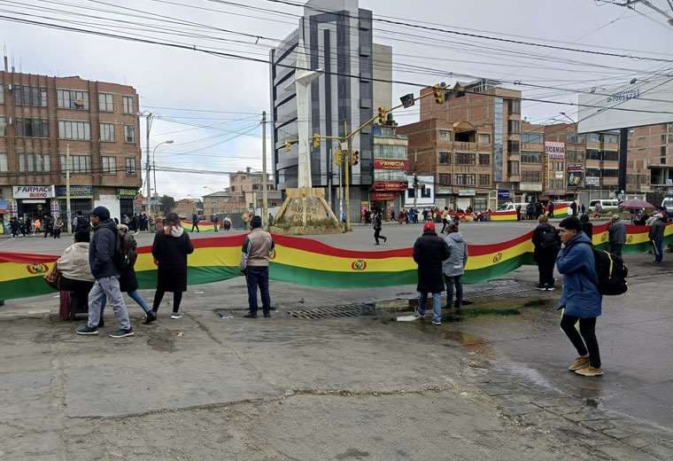 Un sector de los gremiales bloquea la ciudad de El Alto 