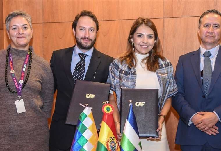 Ejecutivos de CAF y Flades tras la firma del convenio