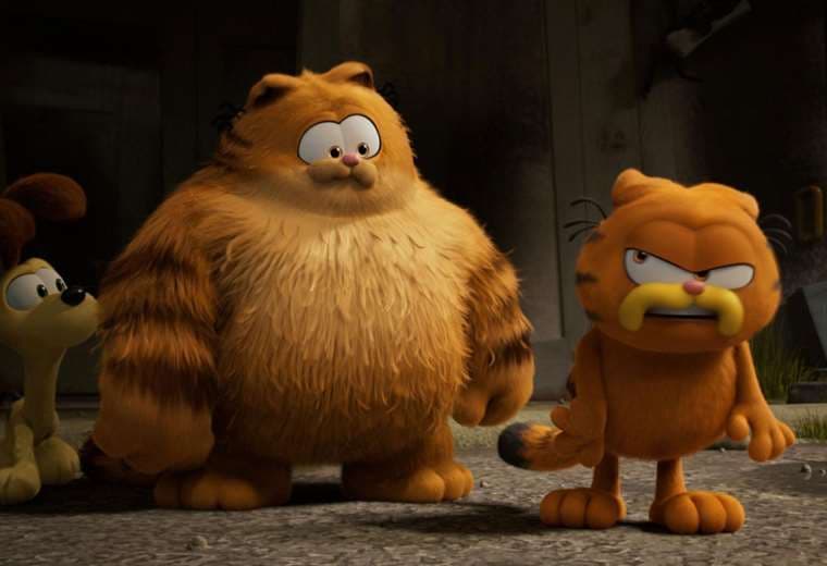 Garfield y su amigo canino Odie se ven forzados a abandonar sus perfectas