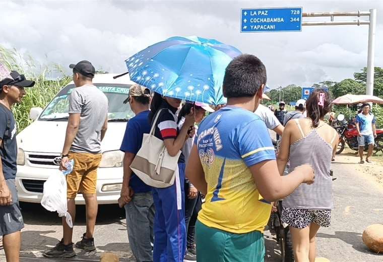 Maestros bloquean la carretera Santa Cruz-Cochabamba. Soledad Prado