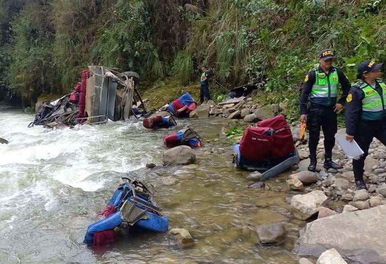 Aumenta a 25 los muertos por caída de autobús a un abismo en norte de Perú