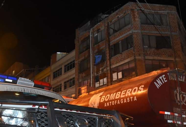 Bomberos logran sofocar incendio, que amenazaba extenderse, en calle comercial de La Paz 