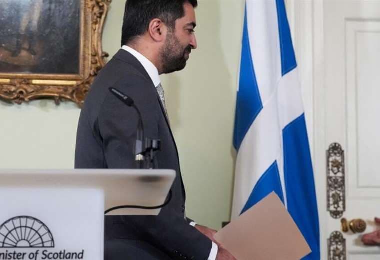 Dimite el primer ministro escocés antes de dos mociones de censura