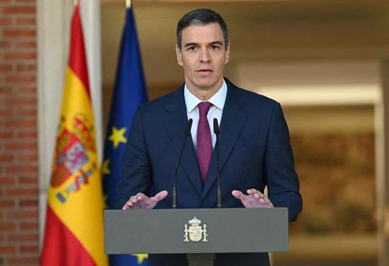 Tras anunciar que sigue, Pedro Sánchez apuntaría a una "regeneración democrática"