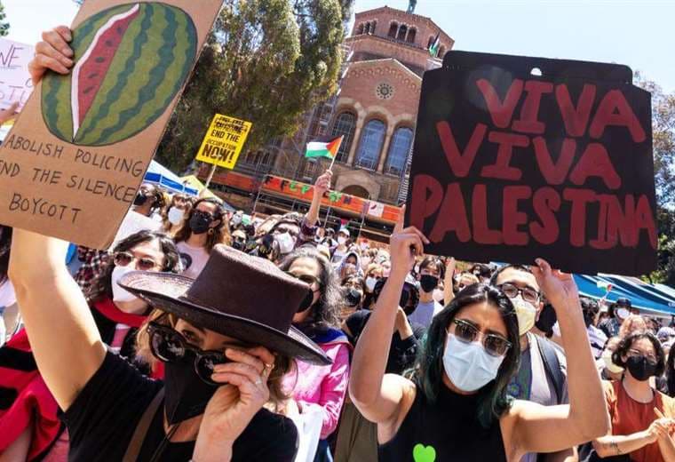 "Protestan por Gaza": cómo el campus de la UCLA refleja la tensión que genera en EE.UU. el conflicto entre israelíes y palestinos            
