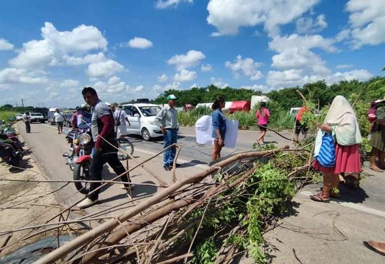Padres de familia bloquean el Puente de la Amistad en Montero para exigir alimentación escolar