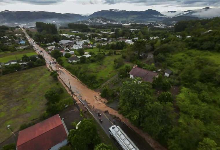 Al menos diez muertos y 21 desaparecidos por lluvias en sur de Brasil