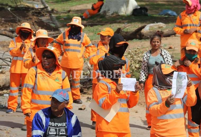 "¡Basta de explotación laboral!", claman las trabajadoras de aseo urbano que bloquean el vertedero