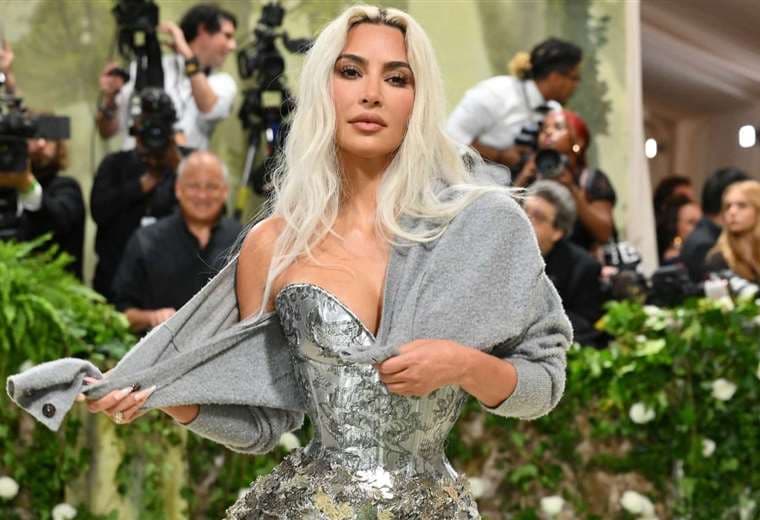 ¿Por qué Kim Kardashian sujetaba incómoda un suéter gris en la Gala del Met 2024?
