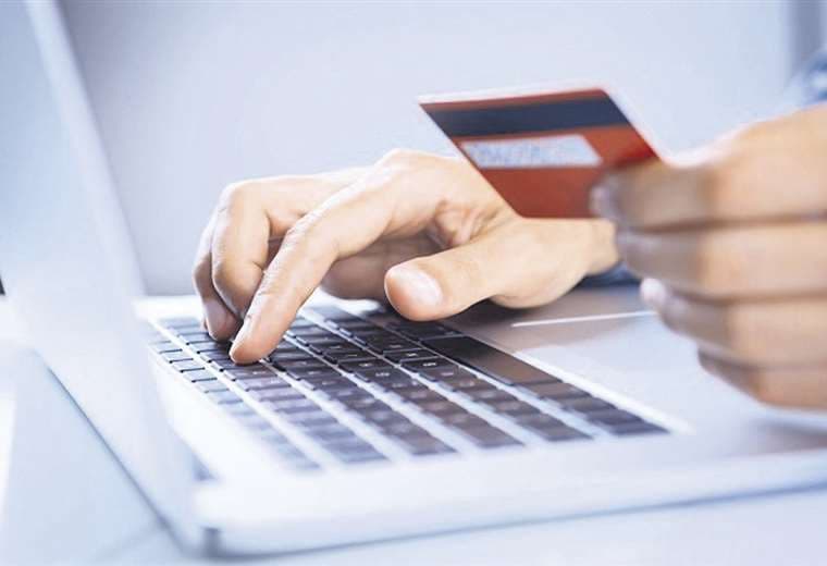 Los bancos limitan pagos y compras por internet por escasez de dólares