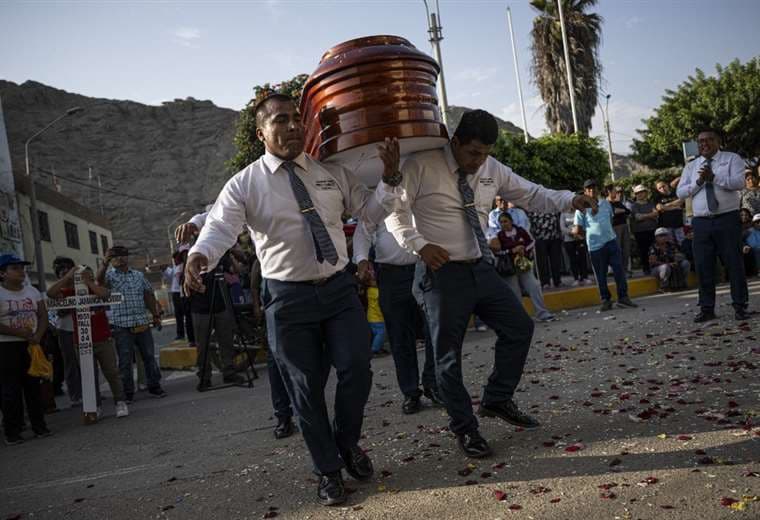 Los "bailarines de la muerte" que cargan féretros y desafían al dolor en Perú