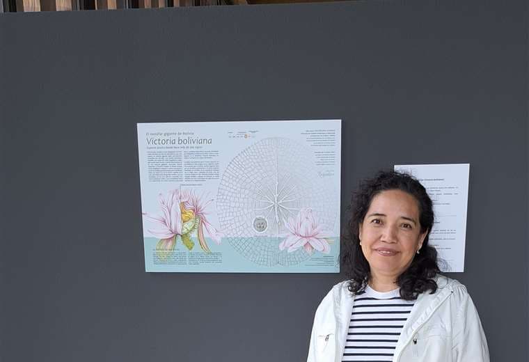 Patricia Nagashiro Vaca  junto a una de sus ilustraciones 