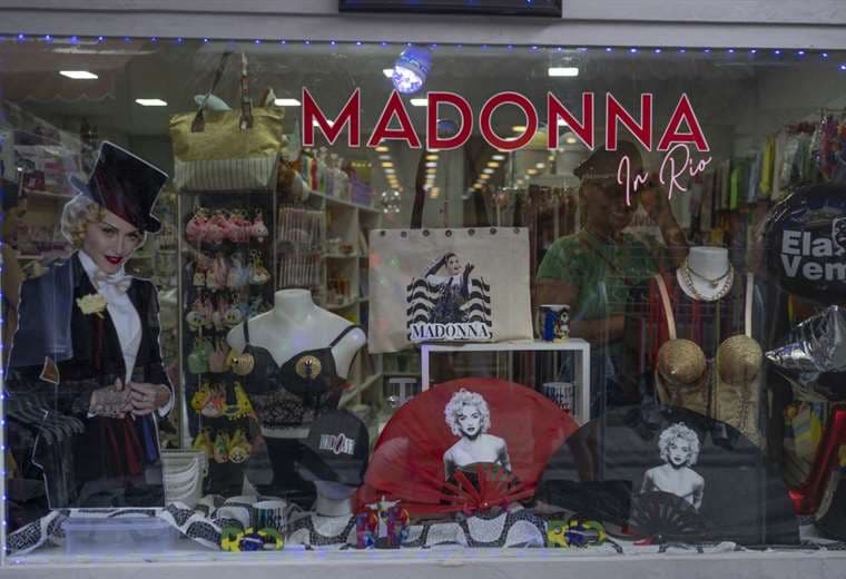 Artículos de la estrella del pop Madonna en una tienda en Río de Janeiro / AFP